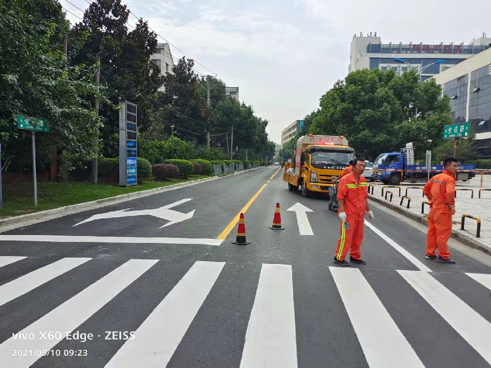 市政道路劃線的標(biāo)準(zhǔn)是根據(jù)道路的功能和交通管控需求來確定的