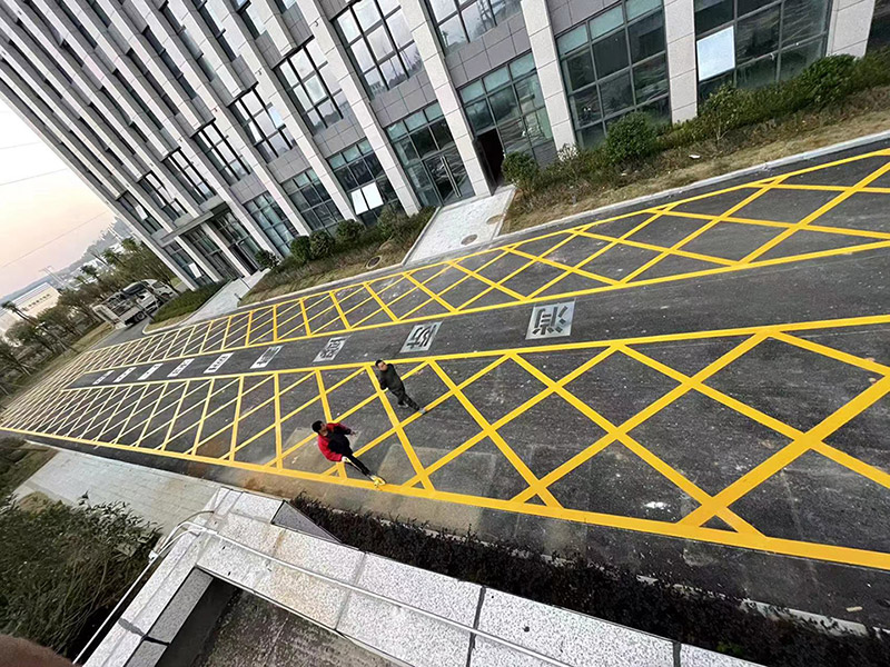 不同城市的道路劃線的差異既反映了不同城市的交通狀況和文化特色特提醒我們出行的時候注意觀察確保自身的安全